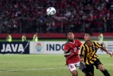 Pesepak bola Indonesia U-16 Muhammad Fajar Fathur Rachman (kiri) berebut bola dengan pesepak bola Malaysia U-16 Mohammad Marwan Abdul Rahman (kanan) dalam Semifinal Piala AFF U-16 di Stadion Gelora Delta Sidoarjo, Jawa Timur, Kamis (9/8). Indonesia U-16 berhasil menang atas Malaysia U-16 dengan skor 1-0. Antara Jatim/M Risyal Hidayat/mas/18.