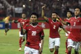 Pesepak bola Indonesia U-16 Amirudin Bagus Kahfi Alfikri (kiri) melakukan selebrasi usai mencetak gol kegawang Malaysia U-16 dalam Semifinal Piala AFF U-16 di Stadion Gelora Delta Sidoarjo, Jawa Timur, Kamis (9/8). Indonesia U-16 berhasil menang atas Malaysia U-16 dengan skor 1-0. Antara Jatim/M Risyal Hidayat/mas/18.