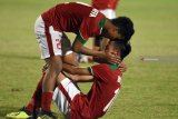 Pesepak bola Indonesia U-16 Amirudin Bagas Kaffa Arrizqi (kanan) bersama Brylian Negiehta Dwiki Aldama (kanan) usai pertandingan melawan Malaysia U-16 dalam Semifinal Piala AFF U-16 di Stadion Gelora Delta Sidoarjo, Jawa Timur, Kamis (9/8). Indonesia U-16 berhasil menang atas Malaysia U-16 dengan skor 1-0. Antara Jatim/M Risyal Hidayat/mas/18.