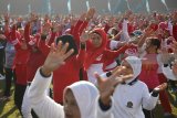 Ribuan warga mengikuti senam Paco-poco massal di stadion Brawijaya, Kota Kediri, Jawa Timur, Minggu (5/8). Senam yang diaksanakan serentak di sejumlah daerah se-Indonesia tersebut guna memecahkan rekor dunia Guinness Wolrd Records The Large Poco-Poco Dance 2018 sekaligus menyambut perhelatan Asian Games XVIII. Antara Jatim/Prasetia Fauzani/18