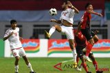 Pesepak bola Uni Emirat Arab Aldhanhani Khaled (tengah) berebut bola dengan pesepak bola Indonesia saat babak 16 besar pada Asian Games 2018 di Stadion Wibawa Mukti, Cikarang, Jawa Barat, Jumat (24/8/2018). (ANTARA FOTO/INASGOC/Djuli Pamungkas)