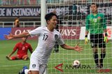 Selebrasi pesepak bola Korea Selatan Lee Seungwoo(depan) setelah berhasil membobol gawang tim sepak bola Vietnam pada Babak Putra Semifinal Asian Games 2018 di Stadion Pakan Sari, Bogor, Rabu (29/8/2018). (ANTARA FOTO/INASGOC/Hery Sudewo)