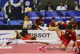 Pemain sepak takraw Indonesia Mochamad Saipul Herson (kiri) menendang bola dan dihadang pemain Vietnam Le Van Nghia (kanan) pada pertandingan babak penyisihan ganda putra sepak takraw Asian Games 2018 di GOR Ranau, Jakabaring Sport City, Palembang, Sumatera Selatan, Jumat (24/8/2018). (ANTARA FOTO/INASGOC/M N Kanwa)