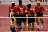 Pemain sepak takraw putri Indonesia Lena (kiri), Florensia Cristy (tenah) dan Dini Mita Sari (kanan) menghadang bola tendangan pemain Korea Seonju Park (bawah) pada pertandingan penyisihan quadrant putri cabang olahraga sepak takraw Asian Games 2018 di GOR Ranau, Jakabaring Sport City (JSC), Palembang, Sumatera Selatan, Selasa (28/8/2018). (ANTARA FOTO/INASGOC/Ferdy Siregar)