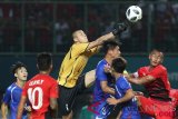 Penjaga gawang China Taipei Wenchieh Pan (tengah) berhasil menggagalkan serangan pemain Indonesia pada pertandingan Grup A Asian Games ke-18 di Stadion Patriot, Bekasi Minggu (12/8/2018). (INASGOC/Charlie)