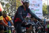 Warga mengayuh sepeda melintasi rute yang telah ditentukan saat kegiatan bertajuk 'Sepeda Nusantara' di Kota Kediri, Jawa Timur, Minggu (12/8). Bersepeda bersama yang diikuti ribuan warga tersebut guna menyambut perhelatan Asian Games. Antara Jatim/Prasetia Fauzani/mas/18.