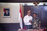 Menteri Sosial Agus Gumiwang Kartasasmita (kiri) berjabat tangan dengan pejabat lama Idrus Marham (kanan) saat serah terima jabatan di Kantor Kementerian Sosial, Jakarta, Jumat (24/8/2018). Agus Gumiwang Kartasasmita resmi menjabat sebagai Menteri Sosial mengantikan Idrus Marham yang mengundurkan diri untuk menyelesaikan masalah hukumnya di Komisi Pemberantasan Korupsi (KPK). (ANTARA FOTO/Aprillio Akbar)