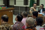 Terdakwa kasus suap sejumlah proyek senilai Rp12 miliar Bupati nonaktif Kebumen Yahya Fuad (kiri, belakang) berdiskusi dengan penasehat hukumnya, saat menjalani sidang dengan agenda mendengarkan keterangan saksi, di Pengadilan Tipikor Semarang, Jawa Tengah, Rabu (15/8/2018). Jaksa Penuntut Umum dari KPK menghadirkan sembilan orang saksi dari PNS Kabupaten Kebumen dan pengusaha setempat. (ANTARA FOTO/R. Rekotomo)