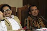 Terpidana kasus korupsi penyelenggaraan dana haji pada 2010-2013 dan penggunaan dana operasional menteri, Suryadharma Ali (kanan) menjalani sidang Peninjauan Kembali (PK) di Pengadilan Tipikor, Jakarta, Kamis (9/8/2018). Sidang tersebut beragendakan mendengarkan keterangan kesimpulan oleh Jaksa Penuntut Umum KPK. (ANTARA FOTO/Reno Esnir)