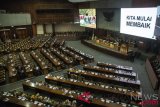 Suasana Sidang Paripurna ke-3 tahun 2018-2019 di kompleks Parlemen Senayan, Jakarta, Rabu (29/8/2018). Sidang tersebut beragendakan penyampaian laporan kinerja DPR tahun sidang 2017-2018 oleh Ketua DPR Bambang Soesatyo dalam rangka HUT ke-73 DPR. (ANTARA FOTO/Aprillio Akbar)