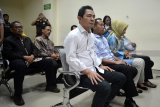 Sejumlah terdakwa anggota DPRD Kota Malang bersiap menjalani sidang kasus suap pengesahan APBD Perubahan (APBD-P) Pemerintah Kota Malang tahun anggaran 2015 di Pengadilan Tindak Pidana Korupsi (Tipikor) Juanda, Sidoarjo, Jawa Timur, Rabu (15/8). 18 anggota DPRD Kota Malang yaitu Sulik Lestyowati, Abd Hakim, Bambang Sumarto, Imam Fauzi, Syaiful Rusdi, Tri Yudiani, Suprapto, Sahrawi, Mohan Katelu, Salamet, Zainuddin, Wiwik Hendri Astuti, Heri, Pudji Utami, Abd. Rachman, Hery Subiantono, Rahayu Sugiarti, Sukarno, Yaqud Ananda Gudban menjadi tersangka dalam kasus suap pengesahan APBD Perubahan (APBD-P) Pemerintah Kota Malang tahun anggaran 2015 sebesar Rp700 juta. Antara Jatim/Umarul Faruq/mas/18.