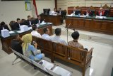 Sejumlah terdakwa anggota DPRD Kota Malang menjalani sidang kasus suap pengesahan APBD Perubahan (APBD-P) Pemerintah Kota Malang tahun anggaran 2015 di Pengadilan Tindak Pidana Korupsi (Tipikor) Juanda, Sidoarjo, Jawa Timur, Rabu (15/8). 18 anggota DPRD Kota Malang yaitu Sulik Lestyowati, Abd Hakim, Bambang Sumarto, Imam Fauzi, Syaiful Rusdi, Tri Yudiani, Suprapto, Sahrawi, Mohan Katelu, Salamet, Zainuddin, Wiwik Hendri Astuti, Heri, Pudji Utami, Abd. Rachman, Hery Subiantono, Rahayu Sugiarti, Sukarno dan Yaqud Ananda Gudban menjadi tersangka dalam kasus suap pengesahan APBD Perubahan (APBD-P) Pemerintah Kota Malang tahun anggaran 2015 sebesar Rp700 juta. Antara Jatim/Umarul Faruq/mas/18.