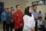 Sejumlah terdakwa anggota DPRD Kota Malang bersiap menjalani sidang kasus suap pengesahan APBD Perubahan (APBD-P) Pemerintah Kota Malang tahun anggaran 2015 di Pengadilan Tindak Pidana Korupsi (Tipikor) Juanda, Sidoarjo, Jawa Timur, Rabu (15/8). 18 anggota DPRD Kota Malang yaitu Sulik Lestyowati, Abd Hakim, Bambang Sumarto, Imam Fauzi, Syaiful Rusdi, Tri Yudiani, Suprapto, Sahrawi, Mohan Katelu, Salamet, Zainuddin, Wiwik Hendri Astuti, Heri, Pudji Utami, Abd. Rachman, Hery Subiantono, Rahayu Sugiarti, Sukarno, Yaqud Ananda Gudban menjadi tersangka dalam kasus suap pengesahan APBD Perubahan (APBD-P) Pemerintah Kota Malang tahun anggaran 2015 sebesar Rp700 juta. Antara Jatim/Umarul Faruq/mas/18.