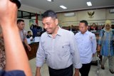 Sejumlah terdakwa anggota DPRD Kota Malang seusai menjalani sidang kasus suap pengesahan APBD Perubahan (APBD-P) Pemerintah Kota Malang tahun anggaran 2015 di Pengadilan Tindak Pidana Korupsi (Tipikor) Juanda, Sidoarjo, Jawa Timur, Rabu (15/8). 18 anggota DPRD Kota Malang yaitu Sulik Lestyowati, Abd Hakim, Bambang Sumarto, Imam Fauzi, Syaiful Rusdi, Tri Yudiani, Suprapto, Sahrawi, Mohan Katelu, Salamet, Zainuddin, Wiwik Hendri Astuti, Heri, Pudji Utami, Abd. Rachman, Hery Subiantono, Rahayu Sugiarti, Sukarno, Yaqud Ananda Gudban menjadi tersangka dalam kasus suap pengesahan APBD Perubahan (APBD-P) Pemerintah Kota Malang tahun anggaran 2015 sebesar Rp700 juta. Antara Jatim/Umarul Faruq/mas/18.