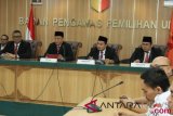 Ketua Bawaslu Abhan (kedua kiri) bersama anggota Bawaslu Rahmat Bagja (kanan), Fritz Edward Siregar (kiri) dan Muhammad Afifudin (kedua kanan), memimpin sidang putusan mediasi sengketa Caleg DPR di kantor Bawaslu, Jakarta, Selasa (21/8/2018). Dalam sidang tersebut Bawaslu memutuskan hasil putusan kepada Komisi Pemilihan Umum, sepakat untuk menerima bakal calon legislatif (bacaleg) dari Partai Bulan Bintang di dua daerah pemilihan, Jawa Barat 3 dan Jawa Barat 8 yang sebelumnya terkendala. (ANTARA FOTO/Reno Esnir)