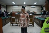 Terdakwa Walikota nonaktif Mojokerto, Masud Yunus  meningggalkan ruangan seusai menjalani sidang kasus suap pembahasan perubahan Anggaran Pendapatan Belanja Daerah Kota Mojokerto Tahun 2017 di Pengadilan Tindak Pidana Korupsi (Tipikor) Juanda, Sidoarjo, Jawa Timur, Senin (6/8). Masud Yunus menjadi tersangka dalam kasus memberi suap kepada Anggota DPRD Kota Mojokerto untuk pengalihan anggaran hibah Politeknik Elektronik Negeri Surabaya (PENS) menjadi anggaran program penataan lingkungan pada Dinas PUPR Kota Mojokerto Tahun anggaran 2017 senilai Rp 13 Miliar. Antara Jatim/Umarul Faruq/18