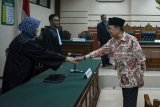 Terdakwa Walikota nonaktif Mojokerto, Masud Yunus (kanan) bersalaman degan Jaksa penuntut umum seusai menjalani sidang kasus suap pembahasan perubahan Anggaran Pendapatan Belanja Daerah Kota Mojokerto Tahun 2017 di Pengadilan Tindak Pidana Korupsi (Tipikor) Juanda, Sidoarjo, Jawa Timur, Senin (6/8). Masud Yunus menjadi tersangka dalam kasus memberi suap kepada Anggota DPRD Kota Mojokerto untuk pengalihan anggaran hibah Politeknik Elektronik Negeri Surabaya (PENS) menjadi anggaran program penataan lingkungan pada Dinas PUPR Kota Mojokerto Tahun anggaran 2017 senilai Rp 13 Miliar. Antara jatim/Umarul Faruq/18