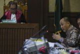 Terdakwa kasus penerbitan Surat Keterangan Lunas (SKL) BLBI Syafruddin Arsyad Temenggung bertanya kepada saksi saat menjalani sidang lanjutan di Pengadilan Tipikor Jakarta, Senin (6/8/2018). Sidang tersebut beragendakan mendengarkan saksi mantan Ketua BPPN Glen MS Yusuf dan saksi ahli I Nyoman Wara. (ANTARA /Hafidz Mubarak A)