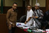 Terdakwa kasus korupsi KTP elektronik Irvanto Hendra Pambudi (kiri) menjalani sidang lanjutan di Pengadilan Tipikor, Jakarta, Selasa (7/8/2018). Sidang itu beragendakan pemeriksaan saksi yang dihadirkan oleh Jaksa Penuntut Umum. (ANTARA /Rivan Awal Lingga) 