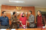 Ketua Komisi Perlindungan Anak Indonesia (KPAI), Susanto (kedua kiri) bersama Komisioner Komisi Perlindungan Anak Indonesia (KPAI), Jasra Putra (kiri), Sitti Hikmawatty (tengah), Komisioner KPU Wahyu Setiawan (kedua kanan) dan Koordinator Nasional TePI Indonesia Jerry Sumampow (kanan) berbincang sebelum menyampaikan keterangan pers di Kantor KPAI, Jakarta, Rabu (8/8/2018). KPAI menegaskan agar tidak ada pelaku dan mantan napi kejahatan seksual terhadap anak lolos menjadi bakal calon anggota legislatif sebagai bentuk penghormatan kepada korban. (ANTARA FOTO/Reno Esnir)