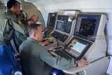 Personel Wing Udara 1 Puspenerbal berkoordinasi memonitor pelayaran  kapal cepat dan kapal selam yang berada dalam patrol maritime Pesud alutsista Pesud CN-235 di selat Madura, Jawa Timur, Kamis (16/8). TNI Angkatan Laut menggelar Ops Tameng Cendrawasih 201x di sekitar Laut Halmahera dan perairan Kepulauan Asia/Aju dengan mengerahkan seluruh kekuatan SSAT TNI Angkatan Laut yang meliputi KRI, Pangkalan, Pasukan Marinir dan Pesawat Udara dalam simulasi Latihan Taktik Penerbangan TNI Angkatan Laut tahun 2018. Antara Jatim/Umarul Faruq/mas/18.