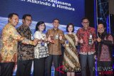 Direktur Operasional Ritel Askrindo (Persero), Anton Fadjar A Siregar (tengah) bersama Direktur Operasional Komersil Askrindo Dwi Agus Sumarsono (kiri), Direktur Teknik Askrindo M. Shaifie Zein (kanan), Direktur Hubungan Kelembagaan BNI Adi Sulistyowati (ketiga kiri), Direktur Hubungan Kelembagaan Bank Mandiri Alexandra Askandar (ketiga kanan), Direktur Kelembagaan BRI Sis Apik Wijayanto (kedua kiri) dan Direktur Jaringan BTN Dasuki Amsir (kedua kanan) mengacungkan jempol seusai penandatangan kerjasama Askrindo-Himbara di Jakarta, Rabu (29/8/2018). Sinergi BUMN antara PT Askrindo (Persero) dengan Himpunan Bank Negara (Himbara) ini memanfaatkan Agen Laku Pandai untuk memasarkan produk asuransi Askrindo serta mensosialisasikan program literasi dan inklusi keuangan di bidang asuransi kepada masyarakat luas. (ANTARA FOTO/Hafidz Mubarak A)