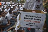 Ratusan siswa menggalang dana korban gempa Lombok di SMAN 6 Kota Tasikmalaya, Jawa Barat, Selasa (7/8). Penggalangan dana tersebut sebagai kepedulian mereka terhadap sesama untuk meringankan penderitaan korban gempa meninggal dunia sebanyak 98 orang. ANTARA JABAR/Adeng Bustomi/agr/18