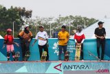 Kiri-kanan skateboarder Indonesia Aliqqa Novvery, atlet Malaysia Fatin Syahirah Roszizi, Filipina Margielyn Didal, Jepang Kaya Isa, Indonesia Bunga Nyimas dan atlet Chinese Taipei Peiyu Chu berdiri menanti hasil final kelas jalanan putri Asian Games 2018 di arena roller sport Jakabaring Sport City, Palembang, Sumatera Selatan, Rabu (29/8/2018). (ANTARA FOTO/INASGOC/M N Kanwa)