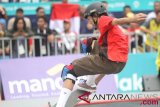 Skateboarder Indonesia Jason Dennis Lijnzaat melakukan gerakan trik pada final taman putra Asian Games 2018 di arena roller sport Jakabaring, Palembang, Sumatera Selatan, Rabu (29/8/2018). (ANTARA FOTO/INASGOC/Rahmad Suryadi)