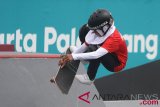 Skateboarder Indonesia Bunga Nyimas melakukan gerakan trik pada final taman putri Asian Games 2018 di arena roller sport Jakabaring, Palembang, Sumatera Selatan, Rabu (29/8/2018). (ANTARA FOTO/INASGOC/Rahmad Suryadi)
