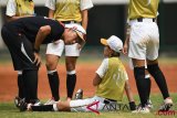 Pelatih Softball Putri Hong Kong memeriksa keadaan pemain Lam Pui Kwan yang terjatuh pada pertandingan babak penyisihan tim Softball Putri Asian Games 2018 antara Hong Kong VS Indonesia di lapangan Softball, Senayan, Jakarta, Kamis (23/8/2018). (ANTARA FOTO/INASGOC/Eka Nickmatulhuda)
