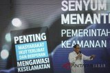 Menteri Perhubungan Budi Karya Sumadi memberikan pemaparan saat menjadi pembicara dalam sosisaliasi keselamatan berkendara di Kampus Universitas Pendidikan Indonesia (UPI), Bandung Jawa Barat, Kamis (2/8). Sosialisasi yang dihadiri oleh ratusan peserta dari kalangan komunitas kendaraan bermotor, mahasiswa dan pelajar tersebut ditujukan untuk memberikan kesadaran akan pentingnya keselamatan berkendara. ANTARA JABAR/Raisan Al Farisi/agr/18.