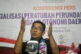 Sekretaris Ditjen Otonomi Daerah Kemendagri Akmal Malik saat Konferensi Pers Sosialisasi Peraturan Perundang-Undangan Bidang Otonomi Daerah di Kota Bogor, Jawa Barat, Kamis (30/8/2018). Ditjen Otonomi Daerah Kemendagri melaksanakan Sosialisasi Peraturan Perundang-Undangan Bidang Otonomi Daerah yang diikuti Kepala Biro Hukum Kementerian atau Lembaga, Kepala Biro Pemerintahan dan Kepala Biro Hukum Pemerintah Provinsi se-Indonesia sebagai wujud pelaksanaan program desentralisasi dan untuk menyamakan pemahaman terkait arah kebijakan yang diatur dalam peraturan pelaksanaan. (ANTARA FOTO/Arif Firmansyah)