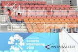 Pekerja melakukan persiapan jelang pertandingan sepak bola Asian Games 2018 di Stadion Pakansari, Cibinong, Kabupaten Bogor, Jawa Barat, Senin (6/8). Sekretaris Daerah Jawa Barat Iwa Karniwa memastikan bahwa venue cabang olahraga sepak bola Asian Games 2018 di Jawa Barat seperti Stadion Pakansari Kabupaten Bogor, Stadion Patriot Kota Bekasi, Stadion Wibawamukti Kabupaten Bekasi dan Stadion Si Jalak Harupat Kabupaten Bandung telah siap 100 persen tinggal kepada keindahan, rumput dan kebersihan. ANTARA JABAR/Arif Firmansyah/agr/18.