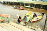 Sejumlah warga berada di atas perahu motor di Sungai Kapuas yang sedang surut di Pontianak, Kalbar, Senin (27/8). Rendahnya curah hujan selama sebulan terakhir di Kota Pontianak, menyebabkan Sungai Kapuas megalami penyurutan. ANTARA FOTO/HS Putra/jhw/18