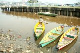 Sejumlah warga berjalan di atas perahu motor di Sungai Kapuas yang sedang surut di Pontianak, Kalbar, Senin (27/8). Rendahnya curah hujan selama sebulan terakhir di Kota Pontianak, menyebabkan Sungai Kapuas megalami penyurutan. ANTARA FOTO/HS Putra/jhw/18