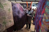 Wali Kota Surabaya Tri Rismaharini melihat produk batik di salah satu stan pameran saat pembukaan Surabaya Great Expo 2018, di Surabaya, Jawa Timur, Jumat (10/8). Pameran produk-produk kerajinan, kuliner, pelayanan perizinan dan informasi pariwasata yang berlangsung mulai 10-14 Agustus 2018 tersebut sebagai ajang promosi guna mengembangkan usaha para pelaku UMKM. Antara Jatim/Moch Asim/18.