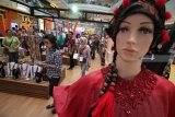 Pengunjung melihat produk kerajinan di salah satu stan pameran saat pembukaan Surabaya Great Expo 2018, di Surabaya, Jawa Timur, Jumat (10/8). Pameran produk-produk kerajinan, kuliner, pelayanan perizinan dan informasi pariwasata yang berlangsung mulai 10-14 Agustus 2018 tersebut sebagai ajang promosi guna mengembangkan usaha para pelaku UMKM. Antara Jatim/Moch Asim/18.