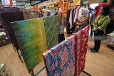 Pengunjung melihat produk kerajinan di salah satu stan pameran saat pembukaan Surabaya Great Expo 2018, di Surabaya, Jawa Timur, Jumat (10/8). Pameran produk-produk kerajinan, kuliner, pelayanan perizinan dan informasi pariwasata yang berlangsung mulai 10-14 Agustus 2018 tersebut sebagai ajang promosi guna mengembangkan usaha para pelaku UMKM. Antara Jatim/Moch Asim/18.