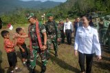 Pangdam XII Tanjungpura, Mayjen TNI Achmad Supriadi (dua kanan) bersama Bupati Landak, Karolin Margret Natasa (kanan) disambut pelajar sekolah saat tiba di lokasi Upacara Penutupan program TNI Manunggal Membangun Desa (TMMD) ke 102 Wilayah Kodim 1201/MPW di Desa Sempatung, Kecamatan Air Besar, Kabupaten Landak, Kalimantan Barat (8/8). Pada TMMD di Kabupaten Landak tersebut, TNI bekerjasama dengan Pemerintah Kabupaten Landak membangun jalan sepanjang 7,3 Kilometer dan lebar 6 meter. ANTARA FOTO/Sheravim/jhw/18