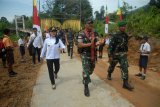 Pangdam XII Tanjungpura, Mayjen TNI Achmad Supriadi (tiga kanan) didampingi Bupati Landak, Karolin Margret Natasa (empat kanan) tiba di lokasi pembuatan jalan rabat beton yang dibangun dalam program TNI Manunggal Membangun Desa (TMMD) ke-102 di wilayah Kodim 1201/MPW di Desa Sempatung, Kecamatan Air Besar, Kabupaten Landak, Kalimantan Barat (8/8). Pada TMMD di Kabupaten Landak tersebut, TNI bekerjasama dengan Pemerintah Kabupaten Landak membangun jalan sepanjang 7,3 Kilometer dan lebar 6 meter. ANTARA FOTO/Sheravim/jhw/18