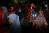 Sejumlah warga mengikuti takbir keliling di Kelurahan Tamanan, Kota Kediri, Jawa Timur, Selasa (21/8) malam. Takbir keliling mengitari kampung setempat tersebut guna meyambut datangnya Idul Adha. Antara Jatim/Prasetia Fauzani/mas/18.