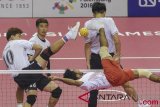 Pemain sepak takraw putra Indonesia Saiful Rijal (bawah) menendang bola dihalangi pemain Cina Xinyu Kang (kiri) pada pertandingan penyisihan quadrant putra sepak takraw Asian Games 2018 di GOR Ranau, Jakabaring Sport City (JSC), Palembang, Sumatera Selatan, Rabu (29/8/2018). Indonesia menang 2-0 atas Cina. (ANTARA FOTO/INASGOC/Nova Wahyudi)