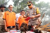 Kapolda Kalbar, Irjen Pol Didi Haryono (kanan) memaparkan hasil penangkapan dua pelaku pembakaran lahan gambut saat rilis kasus di lokasi karhutla di Jalan Sepakat, Pontianak, Kamis (16/8). Jajaran Sat Reskrim Polresta Pontianak menangkap Munif dan Hefni di kawasan Pontianak Utara, karena secara sengaja membakar lahan seluas empat hektar untuk berladang hingga menimbulkan kebakaran hebat. ANTARA FOTO/Jessica Helena Wuysang/18
