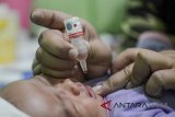 Seorang Bidan memberikan vaksin polio kepada balita saat imunisasi di Rancamaya, Bogor Selatan, Jawa Barat, Kamis (23/8). Kementerian Kesehatan menargetkan cakupan imunisasi dasar lengkap pada 2018 sebesar 92,5 persen dan imunisasi DPT-HB-Hib Baduta sebesar 70 persen. ANTARA JABAR/Raisan Al Farisi/agr/18