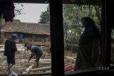 Warga menyelesaikan renovasi rumah tidak layak huni (rutilahu) di Desa Panenjoan, Kabupaten Bandung, Jawa Barat, Rabu (1/8). Pemerintah Provinsi Jawa Barat berhasil merenovasi rutilahu sebanyak 109 ribu selama 2013 - 2017 dan menargetkan sedikitnya 30 ribu perbaikan rumah untuk tahun 2018 sebagai salah satu upaya pengentasan kemiskinan. ANTARA JABAR/Novrian Arbi/agr/18