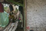 Warga menyelesaikan renovasi rumah tidak layak huni (rutilahu) di Desa Panenjoan, Kabupaten Bandung, Jawa Barat, Rabu (1/8). Pemerintah Provinsi Jawa Barat berhasil merenovasi rutilahu sebanyak 109 ribu selama 2013 - 2017 dan menargetkan sedikitnya 30 ribu perbaikan rumah untuk tahun 2018 sebagai salah satu upaya pengentasan kemiskinan. ANTARA JABAR/Novrian Arbi/agr/18