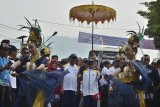 Ketua Komisi Yudisial Jaja Ahmad Jayus (kedua kanan) dan Kapolres Garut AKBP Budi Satria Wiguna (kanan) membawa obor Asian Games saat Torch Relay Asian Games 2018, di tugu pertempuran Kubang, Tarogong Kaler, Kabupaten Garut, Jawa Barat, Minggu (12/8). Api abadi yang berasal dari negara India yang sebelumnya bermalam di Kota Bandung tersebut akan bermalam di Kabupaten Garut dan selanjutnya dibawa menuju Kabupaten Cianjur. ANTARA JABAR/Adeng Bustomi/agr/18