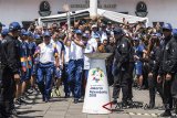 Penjabat Gubernur Jawa Barat M Iriawan (tengah) didampingi Pangdam III Siliwangi Mayjen TNI Besar Harto Karyawan (kedua kiri) dan mantan pebulutangkis Taufik Hidayat (ketiga kiri) menyalakan mini kaldron saat prosesi Torch Relay Asian Games 2018 di Gedung Sate, Bandung, Jawa Barat, Sabtu (11/8). Pawai Obor Asian Games 2018 di Bandung melintasi pasteur, Landmark Surapati, Gedung Sate dan selanjutnya dibawa menuju Garut. ANTARA JABAR/M Agung Rajasa/agr/18