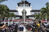 Penjabat Gubernur Jawa Barat M Iriawan (tengah) didampingi Pangdam III Siliwangi Mayjen TNI Besar Harto Karyawan menyalakan mini kaldron saat prosesi Torch Relay Asian Games 2018 di Gedung Sate, Bandung, Jawa Barat, Sabtu (11/8). Pawai Obor Asian Games 2018 di Bandung melintasi pasteur, Landmark Surapati, Gedung Sate dan selanjutnya dibawa menuju Garut. ANTARA JABAR/M Agung Rajasa/agr/18
